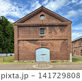 赤レンガでできた建物　	昼下がりの赤れんがパーク 141729808