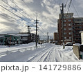 雪が積もった朝の住宅街 141729886