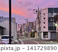 赤く染まる空　夕焼けの空　福井市の街並み タグ	 141729890