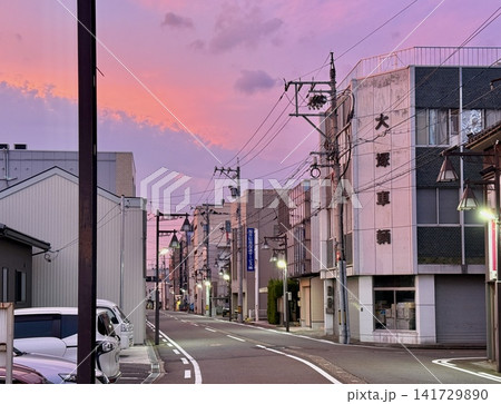 赤く染まる空　夕焼けの空　福井市の街並み タグ	 141729890
