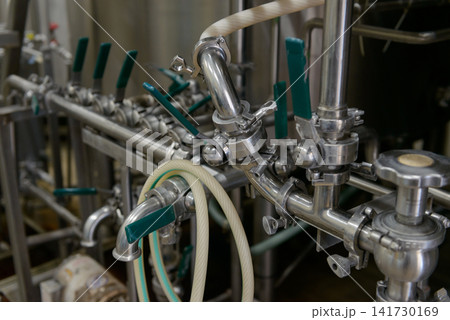 ビール醸造所の配管とバルブ 醸造設備のクローズアップ ビール醸造所の配管とバルブ 醸造設備のクローズアップ 141730169