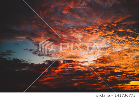 燃えるような夕焼け雲 141730773