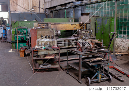 Old industrial metal turning lathe machine with work table in factory 141732047