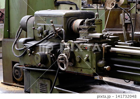 Heavy industrial lathe machine headstock with control levers and gear mechanisms Heavy industrial lathe machine headstock with control levers and gear mechanisms 141732048