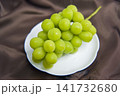 みずみずしいシャインマスカットの房 141732680