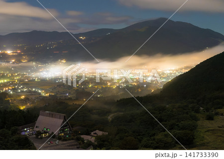 湯布院の未明朝霧(大分県由布市湯布院) 湯布院の未明朝霧(大分県由布市湯布院) 141733390