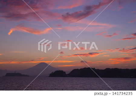 感動的な湘南海岸の夏の夕空 自然風景 感動的な湘南海岸の夏の夕空 自然風景 141734235
