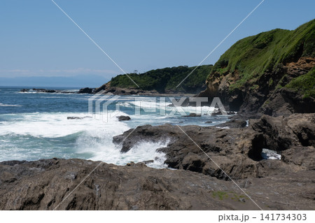 海岸に打ち寄せる波 神奈川県三浦市 城ヶ島 海岸に打ち寄せる波 神奈川県三浦市 城ヶ島 141734303