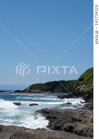 海岸に打ち寄せる波　神奈川県三浦市　城ヶ島 141734328