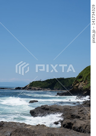 海岸に打ち寄せる波 神奈川県三浦市 城ヶ島 海岸に打ち寄せる波 神奈川県三浦市 城ヶ島 141734329