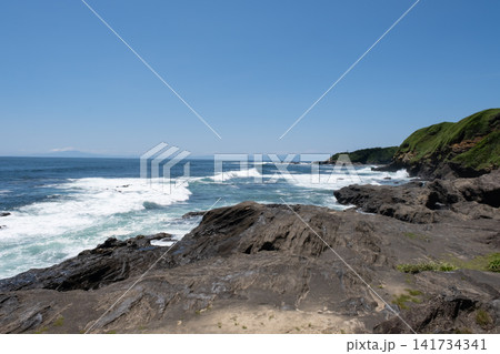 海岸に打ち寄せる波 神奈川県三浦市 城ヶ島 海岸に打ち寄せる波 神奈川県三浦市 城ヶ島 141734341