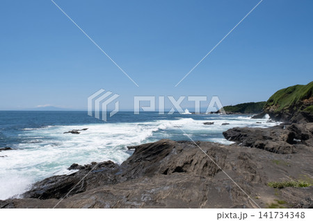 海岸に打ち寄せる波 神奈川県三浦市 城ヶ島 海岸に打ち寄せる波 神奈川県三浦市 城ヶ島 141734348