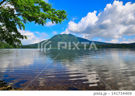 尾瀬沼と燧ケ岳 青空眩しい 夏の風景 尾瀬沼と燧ケ岳 青空眩しい 夏の風景 141734409