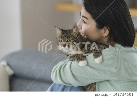 飼い主に抱かれた猫 飼い主に抱かれた猫 141734501