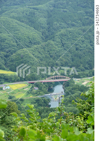 福島県下郷町 初秋の候 山々の緑に囲まれた阿賀川を渡る会津鉄道 福島県下郷町 初秋の候 山々の緑に囲まれた阿賀川を渡る会津鉄道 141734663