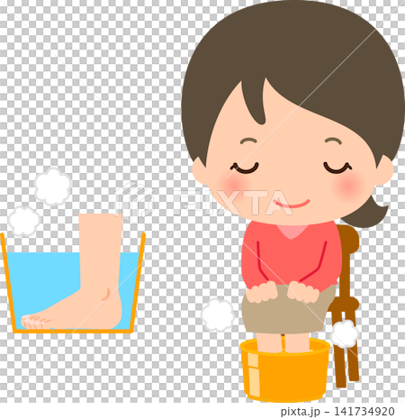 一位年輕女子在家享受足浴 一位年輕女子在家享受足浴 141734920