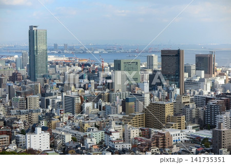 高台から眺めた神戸市中心部の展望(三宮方向と、その向こうに六甲アイランド) 高台から眺めた神戸市中心部の展望(三宮方向と、その向こうに六甲アイランド) 141735351
