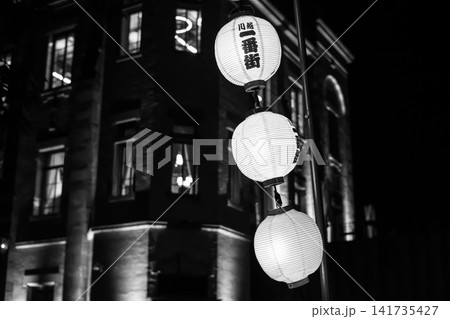 夏祭りの提灯 川越百万灯夏まつり 夜の一番街 2026　c-4 モノクロ 141735427