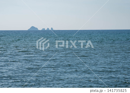 広い海の水平線に浮かぶ小さな島々の風景 広い海の水平線に浮かぶ小さな島々の風景 141735825