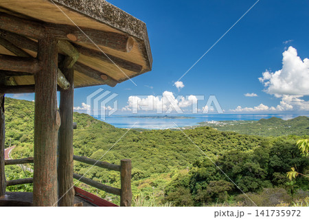 眺めの良い展望台から望む伊江島 眺めの良い展望台から望む伊江島 141735972
