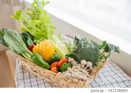 カゴに入った新鮮野菜 カゴに入った新鮮野菜 141736005