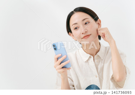 スマホを見るミドル女性 スマホを見るミドル女性 141736093