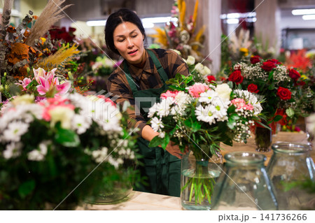 Woman flower seller prepares a luxury bouquet 141736266