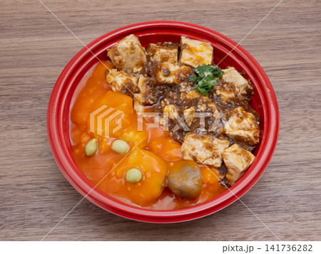 エビチリと麻婆豆腐の合盛り弁当 141736282