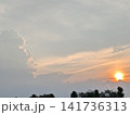 夕暮れの太陽と入道雲（横長） 141736313