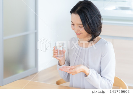 薬を飲むミドルの女性 薬を飲むミドルの女性 141736602