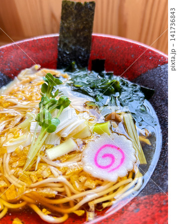 ナルトと海苔が乗った温かい醤油ラーメン・和風の中華そば ナルトと海苔が乗った温かい醤油ラーメン・和風の中華そば 141736843