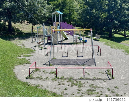 公園の遊具とブランコ 141736922