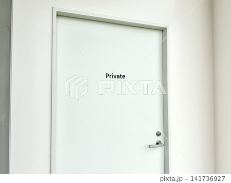 Privateと書かれた白いドア Privateと書かれた白いドア 141736927