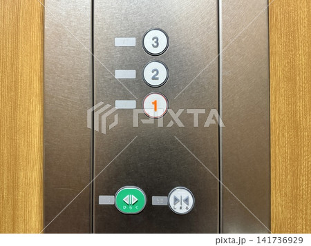 エレベーターの操作ボタン 141736929