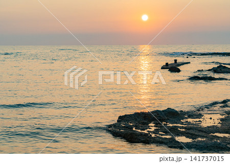 夕暮れの海辺を彩る夕日と黄昏の風景 夕暮れの海辺を彩る夕日と黄昏の風景 141737015