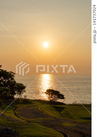夕暮れの海辺を彩る夕日と黄昏の風景 夕暮れの海辺を彩る夕日と黄昏の風景 141737024
