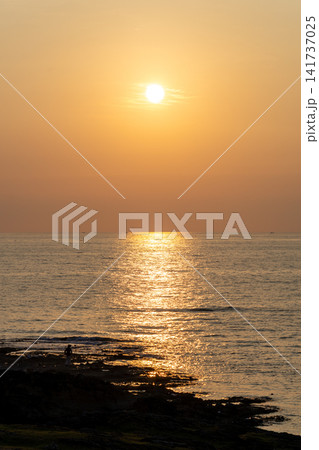 夕暮れの海辺を彩る夕日と黄昏の風景 夕暮れの海辺を彩る夕日と黄昏の風景 141737025