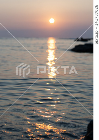 夕暮れの海辺を彩る夕日と黄昏の風景 夕暮れの海辺を彩る夕日と黄昏の風景 141737026