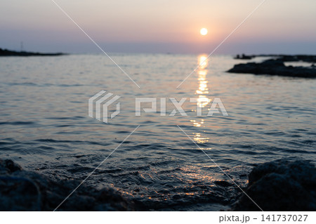 夕暮れの海辺を彩る夕日と黄昏の風景 夕暮れの海辺を彩る夕日と黄昏の風景 141737027