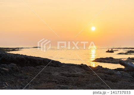夕暮れの海辺を彩る夕日と黄昏の風景 141737033