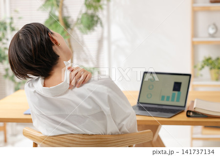 パソコン作業に疲れる女性 パソコン作業に疲れる女性 141737134