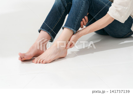 足をマッサージする女性 足をマッサージする女性 141737139