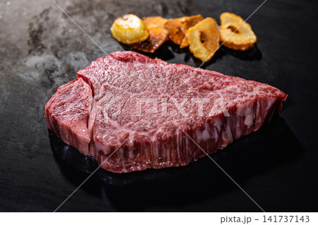 鉄板で焼く牛肉 鉄板で焼く牛肉 141737143