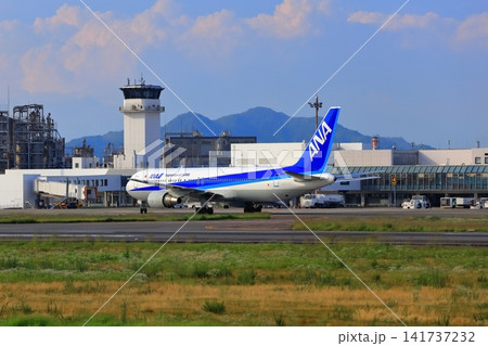 【愛媛県】松山空港ターミナルと滑走路 【愛媛県】松山空港ターミナルと滑走路 141737232