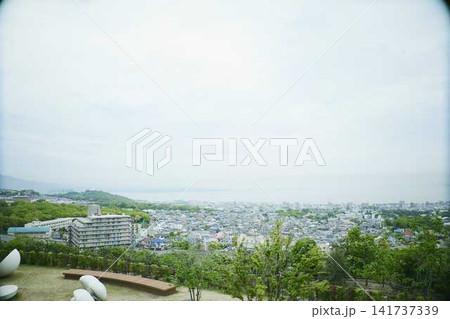 別府駅山並みを背景に広がる街並みと温泉街の風景 141737339