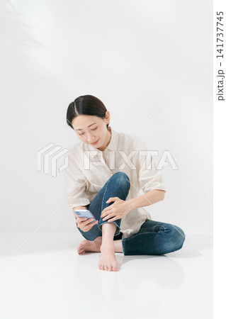 スマホを見るミドル女性 スマホを見るミドル女性 141737745