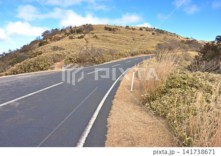 伊豆半島の伊豆山稜線歩道 達磨山の草原を抜ける西伊豆スカイライン 伊豆半島の伊豆山稜線歩道 達磨山の草原を抜ける西伊豆スカイライン 141738671