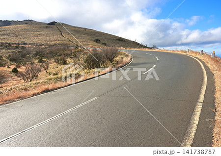 伊豆半島 伊豆山稜線歩道の達磨山へ向かう車道を通る道 伊豆半島 伊豆山稜線歩道の達磨山へ向かう車道を通る道 141738787
