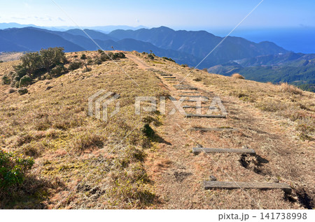 伊豆半島の伊豆山稜線歩道 魂ノ山の草原からの展望 左から八ノ段、笠葢山、大野山 伊豆半島の伊豆山稜線歩道 魂ノ山の草原からの展望 左から八ノ段、笠葢山、大野山 141738998