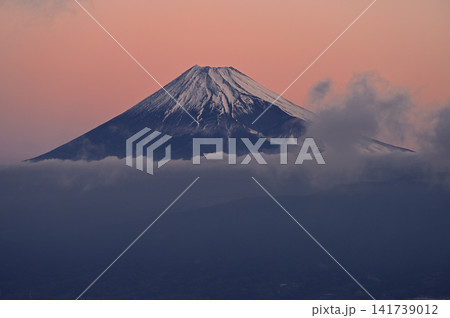伊豆半島 伊豆山稜線歩道の金冠山 朝焼けの空に映る富士山 伊豆半島 伊豆山稜線歩道の金冠山 朝焼けの空に映る富士山 141739012